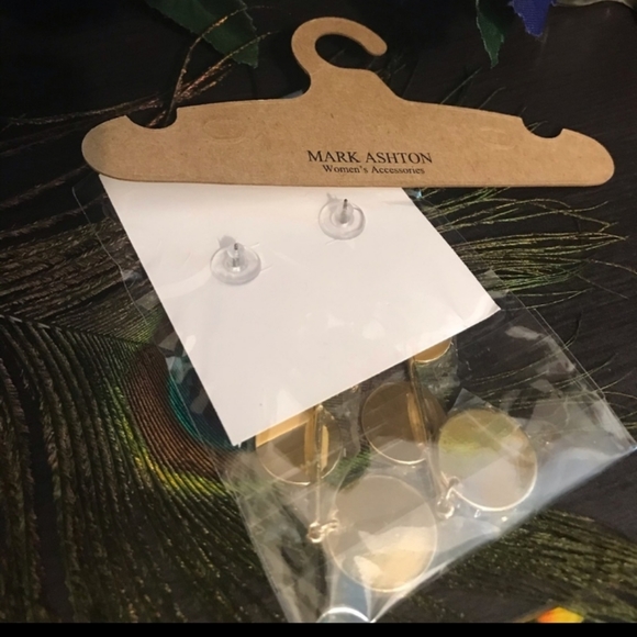 Dotsy Tiered Disc Drop Earrings - Picture 4 of 5